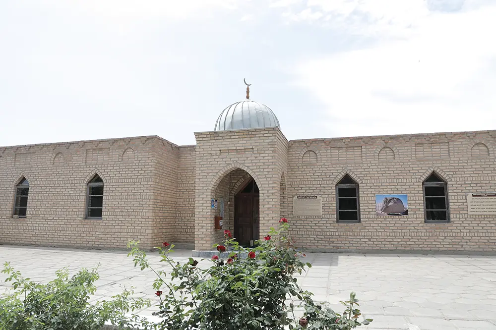 YETTI TUG‘ OTA ZIYORATGOHI