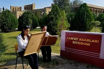 Выставка "Художники и народное прикладное искусство" на "Аллее произведений искусства" на территории "Саманидского парка"